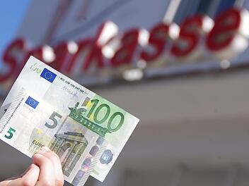 Hunderter oder Fünfer - die Banken versuchen abzuwägen, welche Scheine ihre Kunden lieber in den Automaten haben möchten. Die Sparkasse erklärt ihren Verzicht auf Fünfer mit einer veränderten Nachfrage. Foto: Marco Meißner