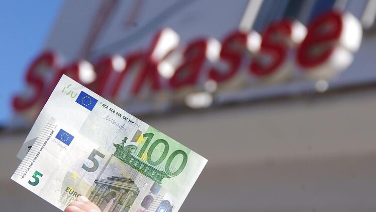 Hunderter oder Fünfer - die Banken versuchen abzuwägen, welche Scheine ihre Kunden lieber in den Automaten haben möchten. Die Sparkasse erklärt ihren Verzicht auf Fünfer mit einer veränderten Nachfrage. Foto: Marco Meißner