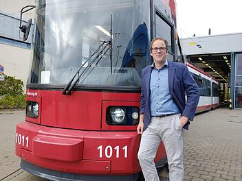 Erlangens OB  Florian Janik sucht nach geeigneten Straßenbahnen für die künftige Stadt-Umland-Bahn.Nikolas Pelke