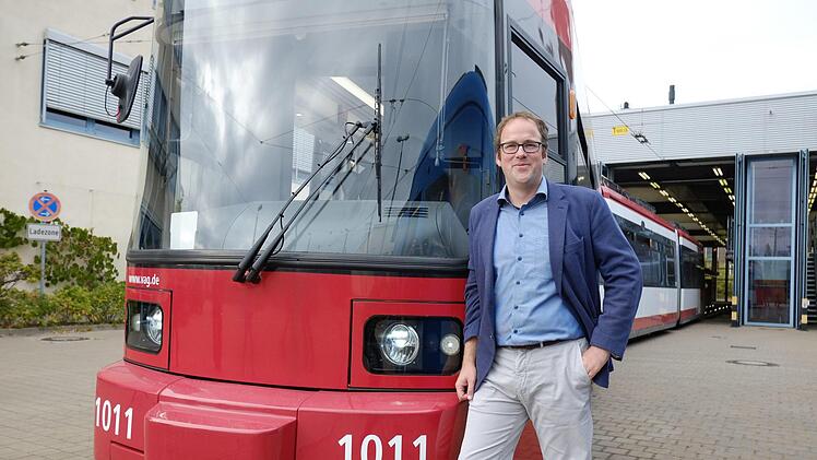 Erlangens OB  Florian Janik sucht nach geeigneten Straßenbahnen für die künftige Stadt-Umland-Bahn.Nikolas Pelke