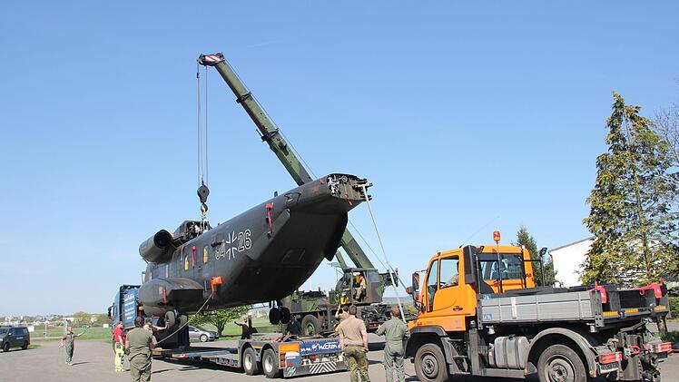 Der Abtransport des verunglückten Bundeswehrhubschraubers erfolgte am 18. April: Die Maschine hatte am 9. April den Tower des Haßfurter Flugplatzes touchiert und wurde flugunfähig. Bei dem Unfall wurde ein Mann tödlich verwundet. Foto: Andreas Lösch