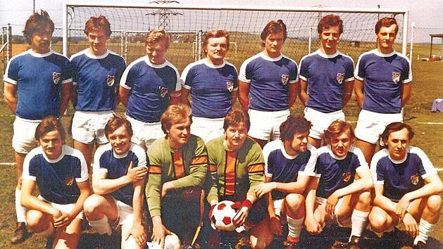 In der Serie 80/81 erk&auml;mpfte sich der SSV Tschirn endlich die Meisterschaft in der C-Klasse. Im Bild (stehend hinten v.l.): Karl Heinz Simon, Johannes Keim, Peter Hofmann, Alfred Hofmann, Matthias Daum, Peter Stark, Wolfgang Stark (kniend v.l.) Manfred Stark, Thomas Haderlein, Werner Welscher Adalbert Greiner, Roland Str&ouml;hlein, Richard B&ouml;hnlein und Hans Peter.  Foto: SSV Tschirn