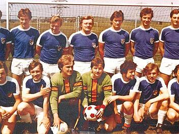 In der Serie 80/81 erkämpfte sich der SSV Tschirn endlich die Meisterschaft in der C-Klasse. Im Bild (stehend hinten v.l.): Karl Heinz Simon, Johannes Keim, Peter Hofmann, Alfred Hofmann, Matthias Daum, Peter Stark, Wolfgang Stark (kniend v.l.) Manfred Stark, Thomas Haderlein, Werner Welscher Adalbert Greiner, Roland Ströhlein, Richard Böhnlein und Hans Peter.  Foto: SSV Tschirn