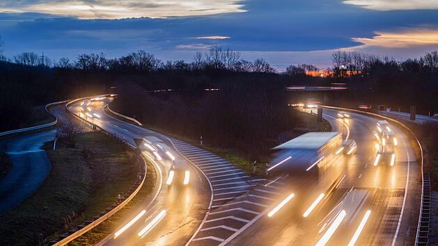 Das Fahrvebot an Sonntagen und Feiertagen existiert in Deutschland seit dem Jahr 1956. Symbolfoto: Julian Stratenschulte/dpa