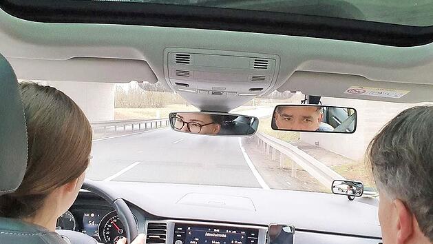 Im Fahrschulauto: Der Fahrlehrer Harald Pascher bildet eine junge F&uuml;hrerscheinanw&auml;rterin aus.