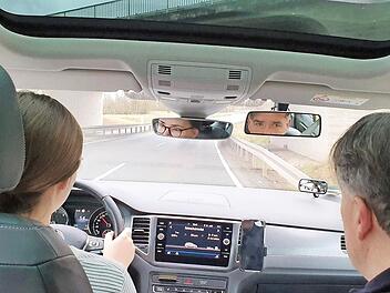 Im Fahrschulauto: Der Fahrlehrer Harald Pascher bildet eine junge Führerscheinanwärterin aus.