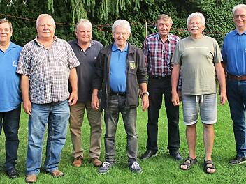 Stolz sind diese Männer darauf, 20 beziehungsweise 15 Jahre Teil der Seniorengruppe „Die roten Teufel von Steinwiesen“ zu sein.