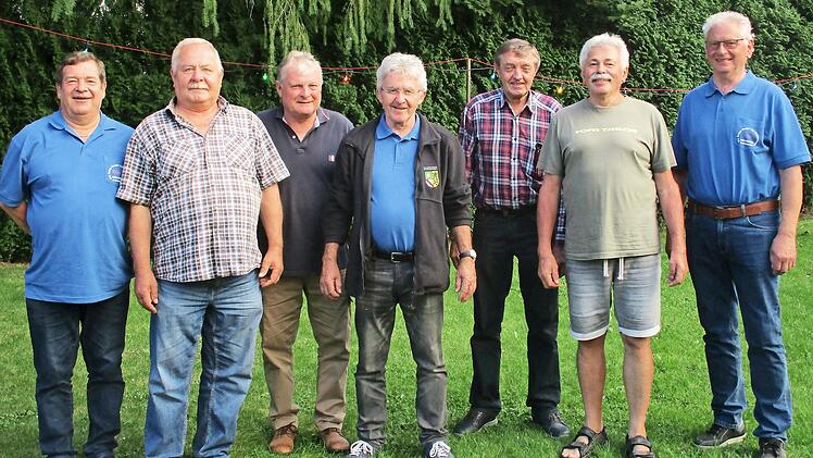 Stolz sind diese Männer darauf, 20 beziehungsweise 15 Jahre Teil der Seniorengruppe „Die roten Teufel von Steinwiesen“ zu sein.