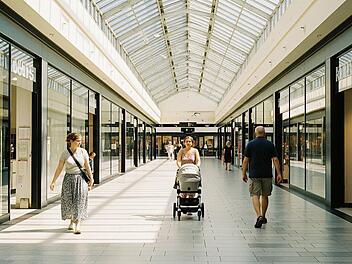 Szene in einem Einkaufszentrum in Deutschland an einem Sommertag.