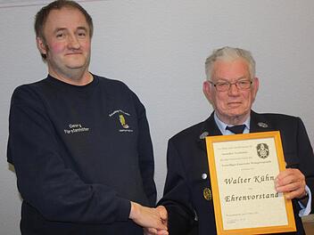 Vorsitzender Georg Fürstenhöfer ernannte Walter Kühn zum neuen Ehrenvorstand der Freiwilligen Feuerwehr Weingartsgreuth. Fotos: Sonja Werner