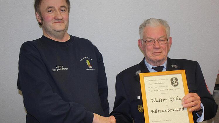 Vorsitzender Georg Fürstenhöfer ernannte Walter Kühn zum neuen Ehrenvorstand der Freiwilligen Feuerwehr Weingartsgreuth. Fotos: Sonja Werner