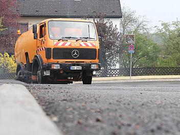 Günther Wilda steuert das Kehrfahrzeug souverän durch die Gemeindestraßen. Foto: Michael Gründel