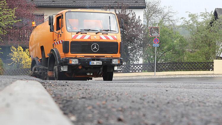 Günther Wilda steuert das Kehrfahrzeug souverän durch die Gemeindestraßen. Foto: Michael Gründel