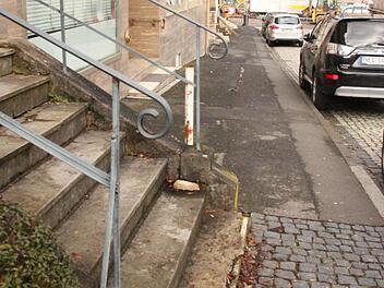 Eine Gehwegsanierung mit Absenkung der Bordsteine ist in diesem Bereich der Hennebergstraße aufwendig, weil alle Häuser über Außentreppen erschlossen sind. Foto: Heike Beudert