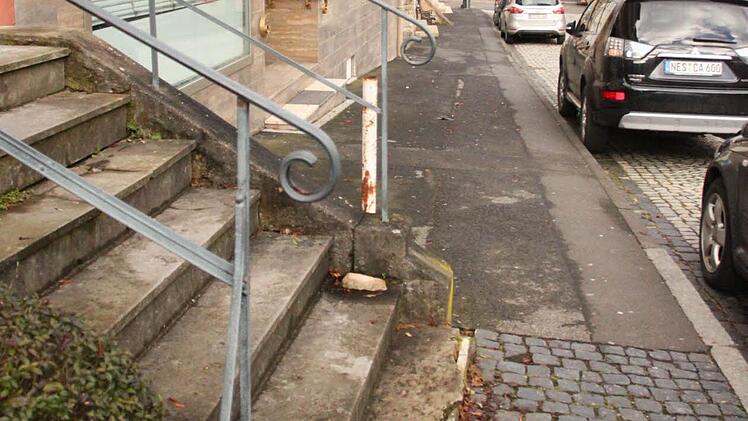 Eine Gehwegsanierung mit Absenkung der Bordsteine ist in diesem Bereich der Hennebergstraße aufwendig, weil alle Häuser über Außentreppen erschlossen sind. Foto: Heike Beudert