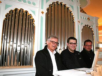 Sambacher Hauptorganist und Vorsitzender des Orgelbauvereins ist Rainer Dippold, Andreas Brunner und Wolfgang Först heißen seine Kollegen an der Orgel (von links). Foto: Evi Seeger