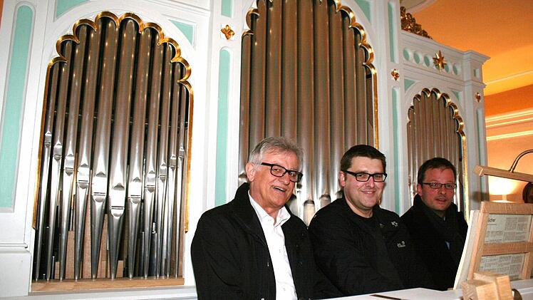 Sambacher Hauptorganist und Vorsitzender des Orgelbauvereins ist Rainer Dippold, Andreas Brunner und Wolfgang Först heißen seine Kollegen an der Orgel (von links). Foto: Evi Seeger