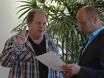 Bürgermeister Gerd Kleinhenz vereidigte Achim Löser in Oberbach als Feldgeschworenen. Foto: Sebastian Schmitt-Mathea