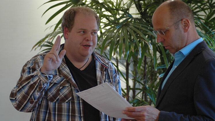 Bürgermeister Gerd Kleinhenz vereidigte Achim Löser in Oberbach als Feldgeschworenen. Foto: Sebastian Schmitt-Mathea