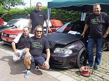 Sven Stöcklein, Markus Lamich, Ronny Gerstenberger und Gernot Grabosch (von links) sind echte Car- & HiFi-Experten und freuten sich über das Szene-Treffen in Adelsdorf.  Foto: Mona Lisa Eigenfeld