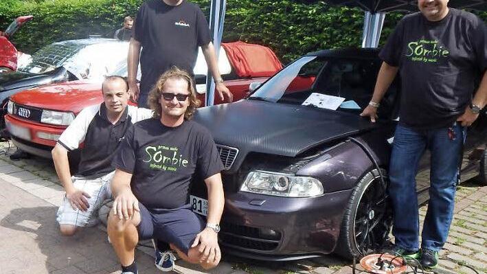 Sven Stöcklein, Markus Lamich, Ronny Gerstenberger und Gernot Grabosch (von links) sind echte Car- & HiFi-Experten und freuten sich über das Szene-Treffen in Adelsdorf.  Foto: Mona Lisa Eigenfeld