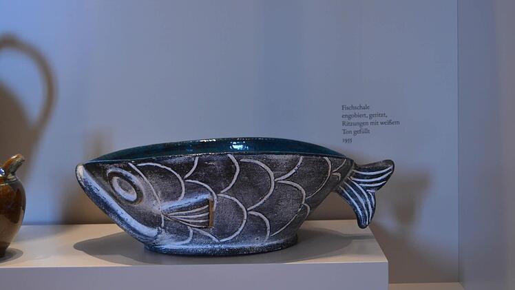Die Schale von 1955 zeigt G&uuml;nther St&uuml;demanns typisches Markenzeichen, den Fisch. Foto: Anne Reinholdt