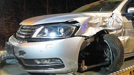 Der total beschädigte VW: Dessen Fahrer hatte den Unfall ausgelöst. Foto: Klaus Schmitt