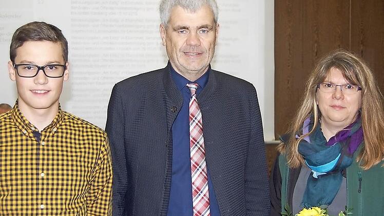 Sabine Herr (rechts) und Lukas Lorber wurden als erfolgreiche Sportler bei der Jahresschlusssitzung von Bürgermeister Bernhard Storath geehrt. Foto: Andreas Welz