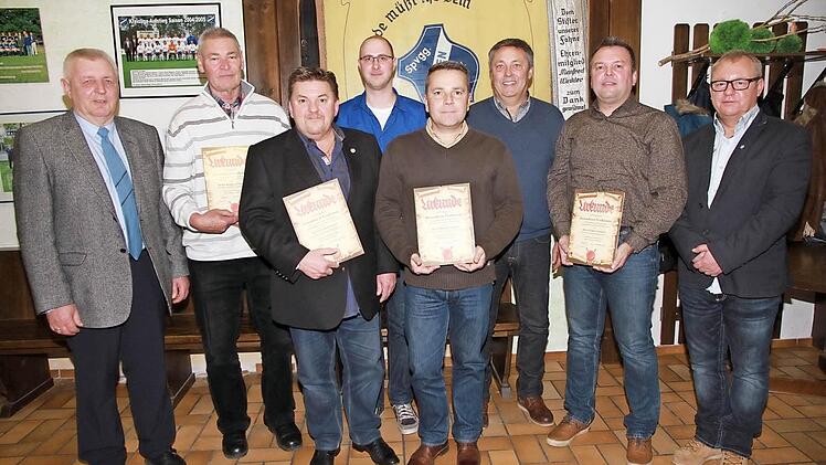 Funktionärsehrungen beim Sportverein Hausen: BLSV-Kreisvorsitzender Edmund Mauser (links) und Vorsitzender Peter Wieneck (rechts) mit den geehrten Funktionären des Sportvereins  Foto: Mathias Erlwein
