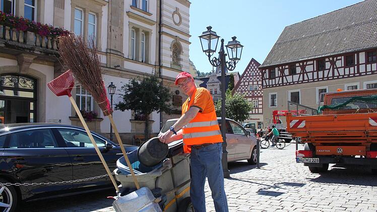 Einsatz am Marktplatz: Wolfgang Orleth im Kampf gegen Unkraut.  Foto: Andreas Schmitt