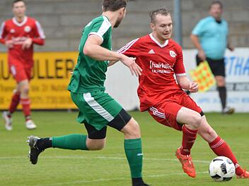 Beim 2:0-Hinspielsieg in Neudrossenfeld traf Daniel Oppel (rechts), hier gegen den TSVler Carsten Hahn, für den FC Lichtenfels zum 1:0. Zum Saisonabschluss wollen die Lichtenfelser beim Kreisnachbarn nicht die vierte Niederlage in Folge einstecken.  Foto: Archiv/Gunther Czepera