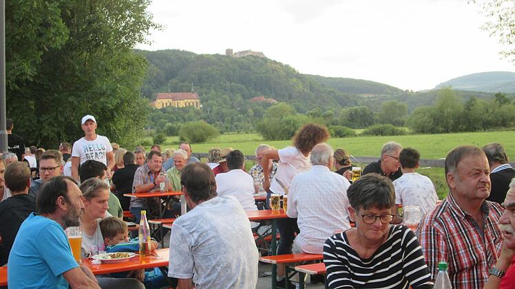 Fisch schmeckt am Saaleufer mit Ausblick auf Schloss Saaleck und den Sodenberg besonders gut. Foto: Winfried Ehling