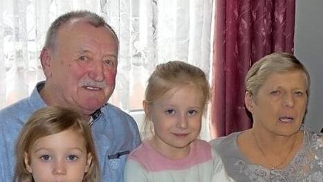 Ursula und Friedrich Bucher mit den Enkelt&ouml;chtern Alina (l.) und Mia-Marie Foto: Gabriela Ruyter