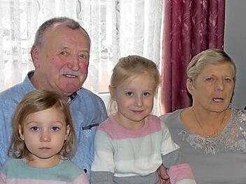 Ursula und Friedrich Bucher mit den Enkeltöchtern Alina (l.) und Mia-Marie Foto: Gabriela Ruyter