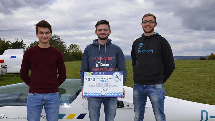 Die Flugsportgruppe Hammelburg freut sich über erfolgreiche Piloten (von links): Schneider, Peter-Richard Wagner und Andreas Heil.  Foto: Bernd Chittka