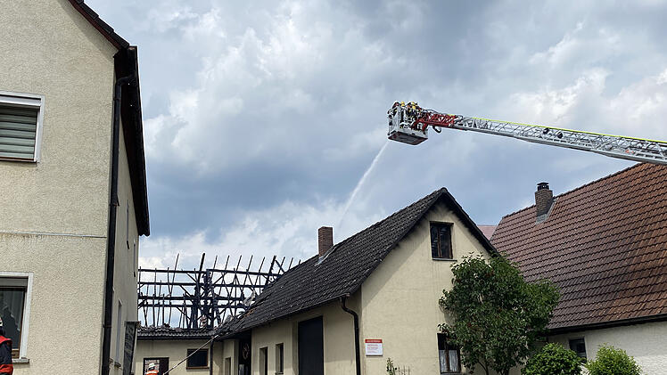 Stallung im Ortskern geht in Flammen auf
