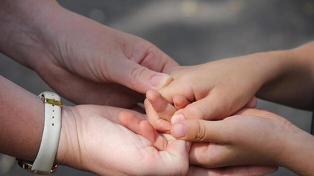 Um einen Splitter zu entfernen, braucht es manchmal zwei Hände.