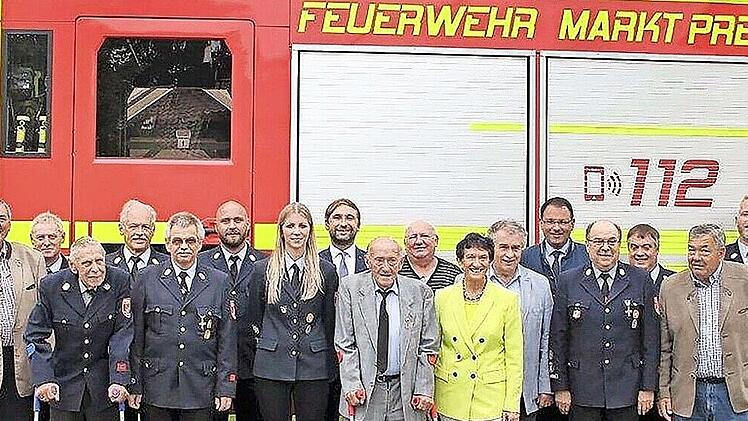Bei der 150-Jahr-Feier der Pressecker Feuerwehr wurden auch zahlreiche Mitglieder ausgezeichnet.