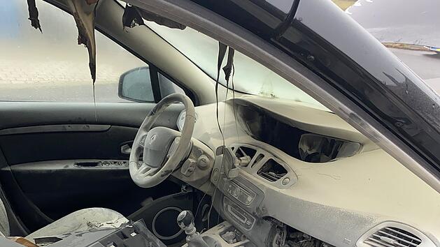 Autofahrer (41) wird von Stichflammen &uuml;berrascht - er reagierte schnell