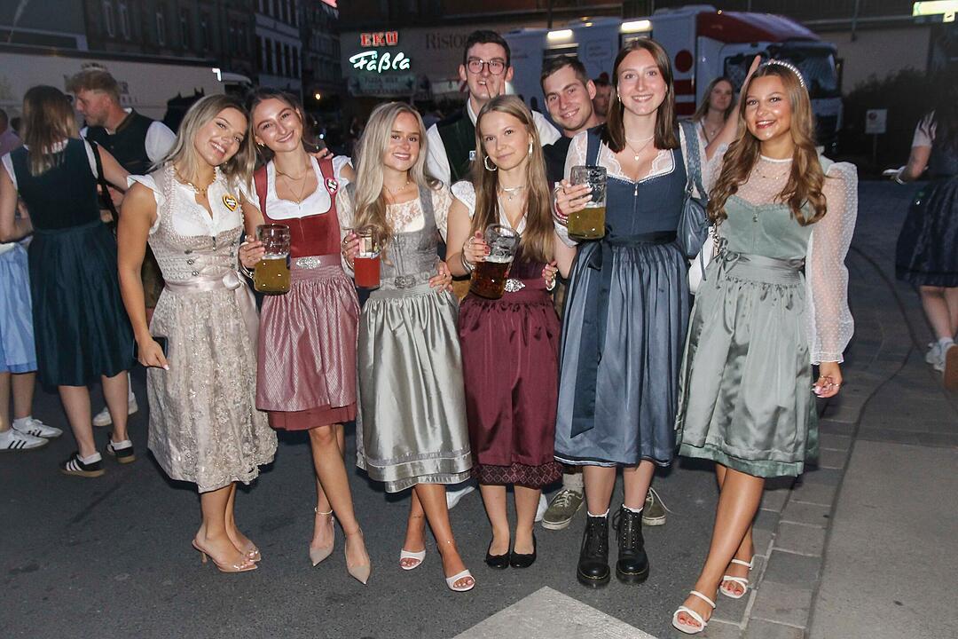 Tanzen, Feiern, Mitsingen &ndash; bayerische Partystimmung bis Mitternacht.