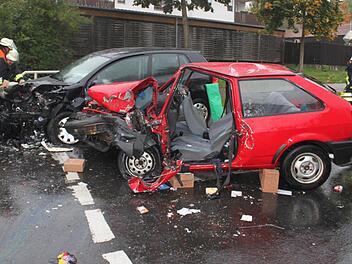 Der in dem roten Polo sitzende Unfallverursacher wurde bei dem Zusammenstoß lebensbedrohlich verletzt.  Foto: Andreas Dorsch