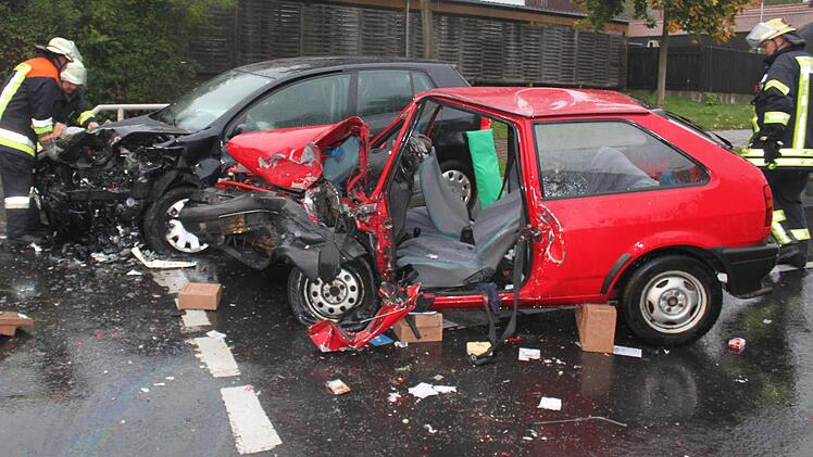 Der in dem roten Polo sitzende Unfallverursacher wurde bei dem Zusammenstoß lebensbedrohlich verletzt.  Foto: Andreas Dorsch