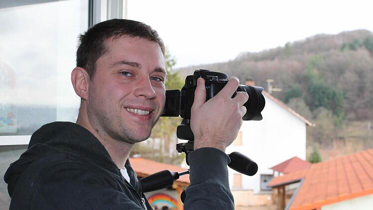 Weil die Kleinfamilie momentan nur kleine Strecken zurücklegen kann, entdeckt André Emrich die schönen Seiten seiner unmittelbaren Umgebung hier vom Wohnungsfenster aus. Foto: Katja Kölbl