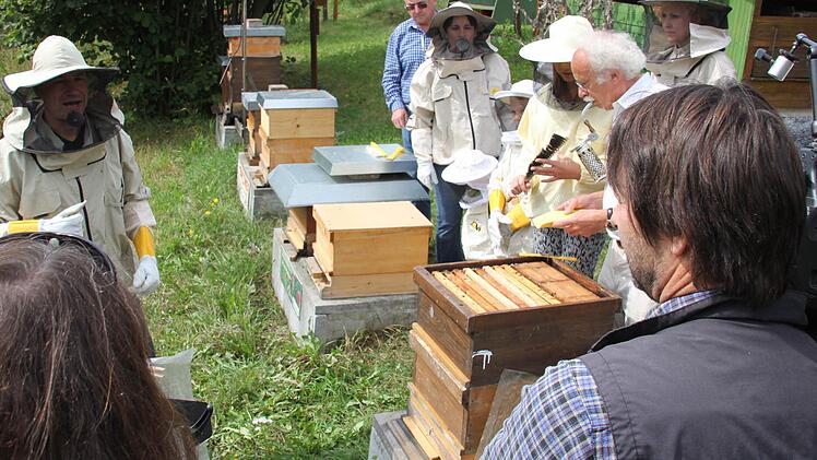 Mit der Maske machte der Moderator dem Kameramann Probleme.