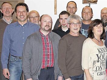 Die Bewerber der Unabhängigen Wähler-Gemeinschaft (UWG) Fuchsstadt für die kommende Amtsperiode des Gemeinderates - gemeinsam mit Bürgerrmeister Peter Hart (6. von links).  Foto: Gerd Schaar