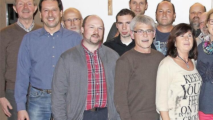 Die Bewerber der Unabhängigen Wähler-Gemeinschaft (UWG) Fuchsstadt für die kommende Amtsperiode des Gemeinderates - gemeinsam mit Bürgerrmeister Peter Hart (6. von links).  Foto: Gerd Schaar