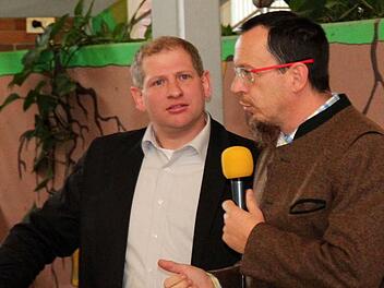 Pfarrer Torsten Bader (rechts) stellte das Trauercafé vor. Links im Bild Bürgermeister Klaus FaatzFotos: Johanna Blum
