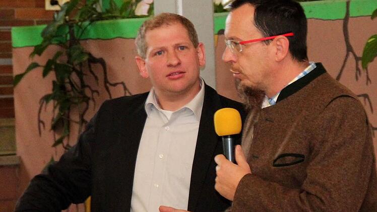 Pfarrer Torsten Bader (rechts) stellte das Trauercafé vor. Links im Bild Bürgermeister Klaus FaatzFotos: Johanna Blum