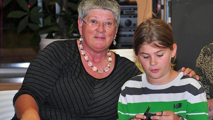 Ingrid Thieler gibt dem zehnjährigen Noel Fleischmann Hilfestellung beim Häkeln einer Boshi-Mütze. Foto: Langer