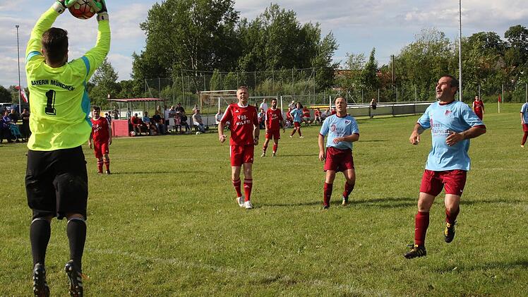Richtig gekämpft wurde beim Benefizspiel anlässlich des 25. Jubiläums des FC-Bayern-Fan-Clubs Seßlach 91. Foto: Michael Stelzner